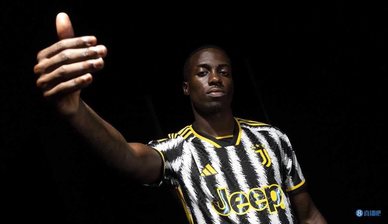 恭喜!穆帅长女与相恋8年男友结婚,穆帅陪伴她走上红毯